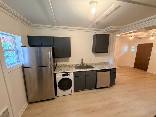 Building Photo - Remodeled One Bedroom Apartment in North Salem