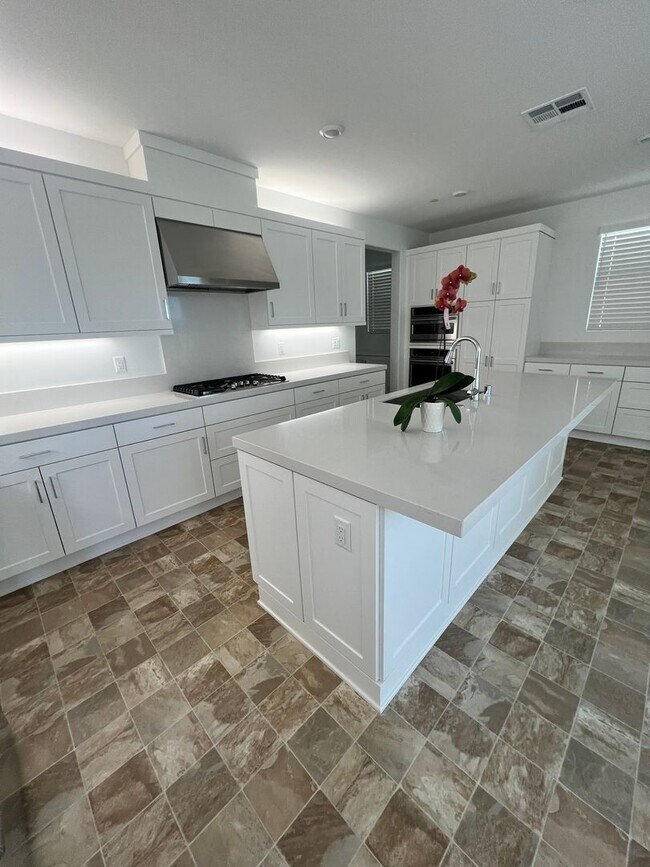 Building Photo - Camarillo - Newer 4 bedroom, 3.5 home