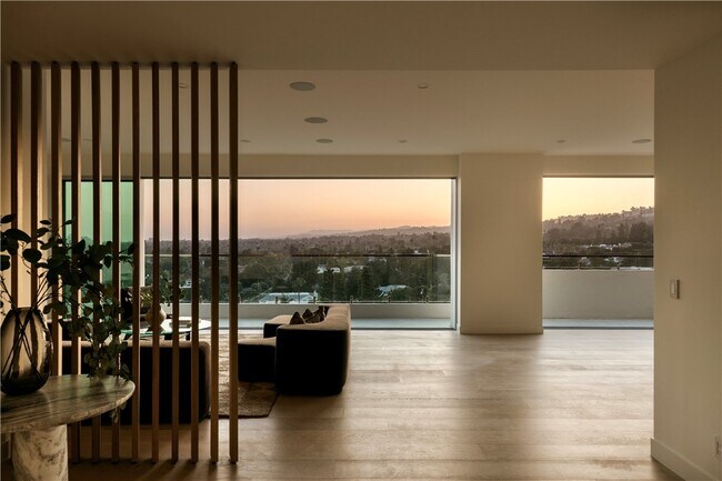 Primary Photo - 838 N Doheny Dr