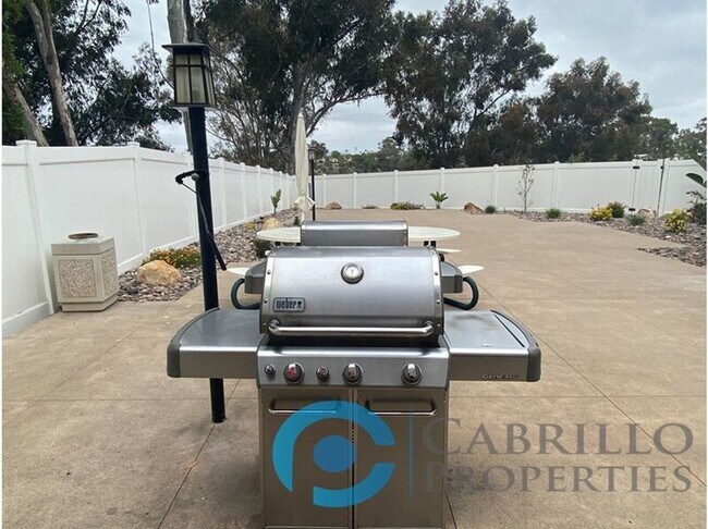 Building Photo - 3030 Suncrest Dr