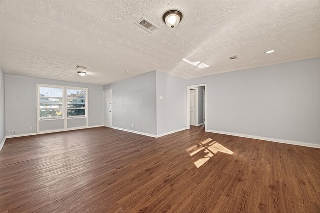 Building Photo - 6058 Glenhurst Dr