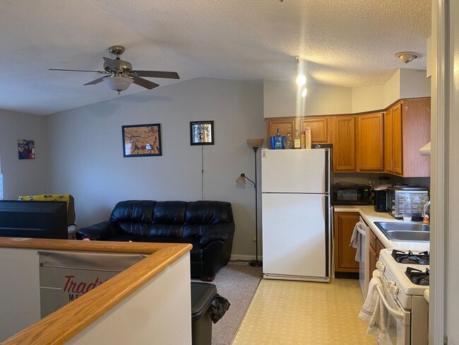 Building Photo - 3 BEDROOM, 2 BATH HOUSE AVAIL AUG 2025, $1...