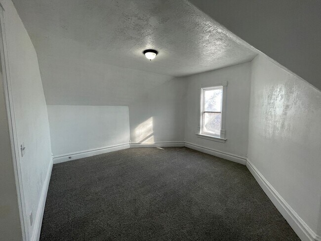 Building Photo - 13224 S Redwood Rd