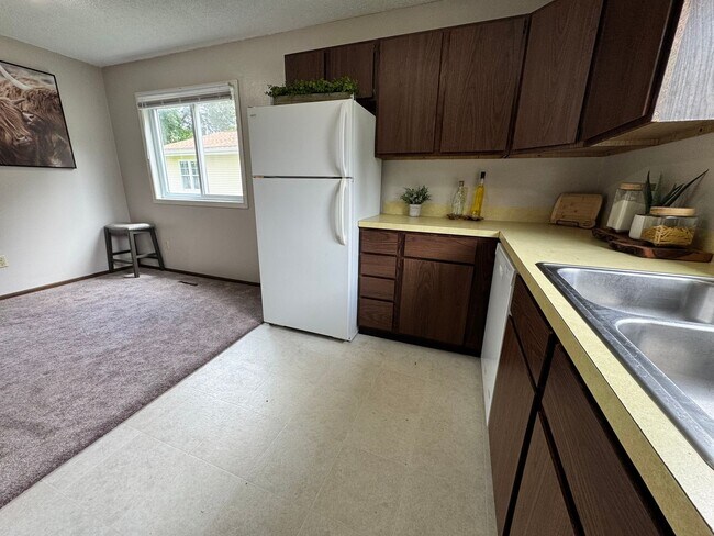 Building Photo - 3 bed, 1.5 bath duplex for rent in Cedar Falls