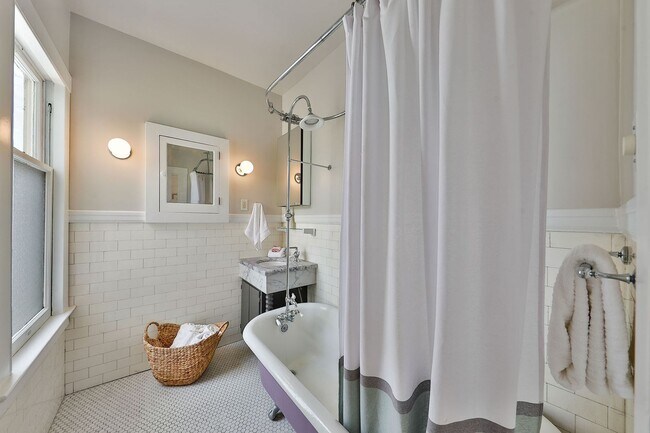 Building Photo - Cole Valley: Bright Top Floor Unfurnished 1 Bed 1 Bath with Garage Parking