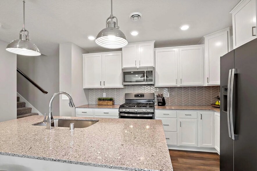 Building Photo - 10886 Glacier Ln N