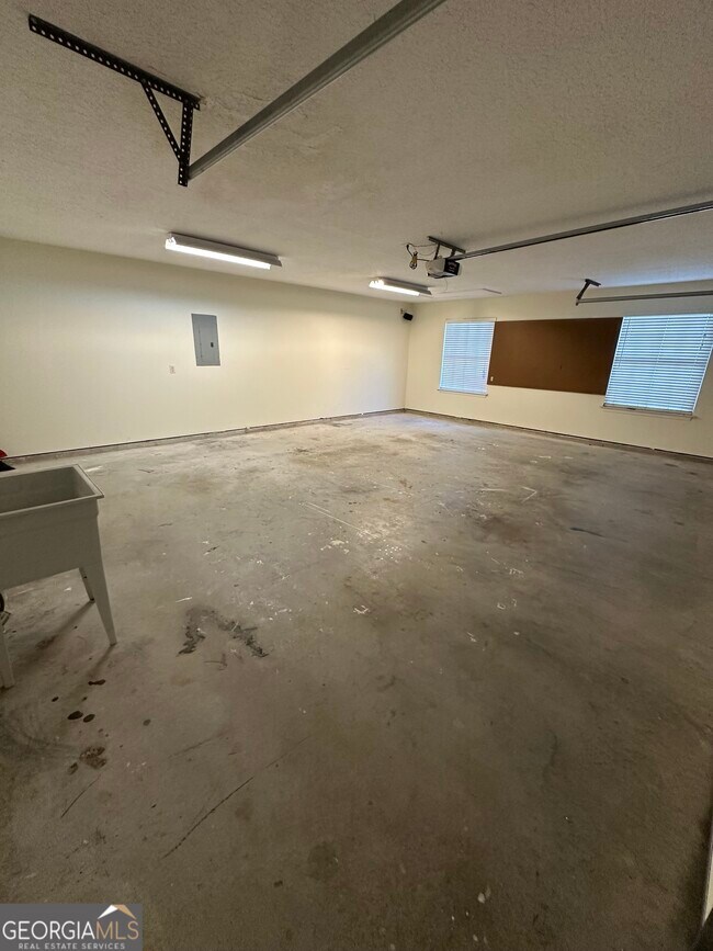 Building Photo - 1024 Greenwillow Dr