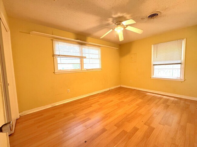 Building Photo - 654 Ynestra Dr