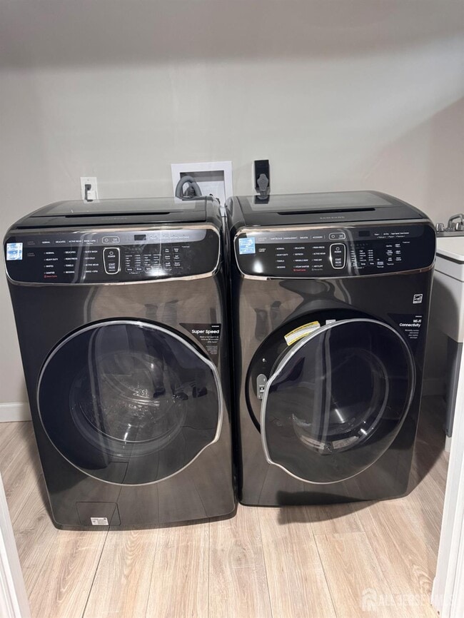 Building Photo - 489 Madison Dr