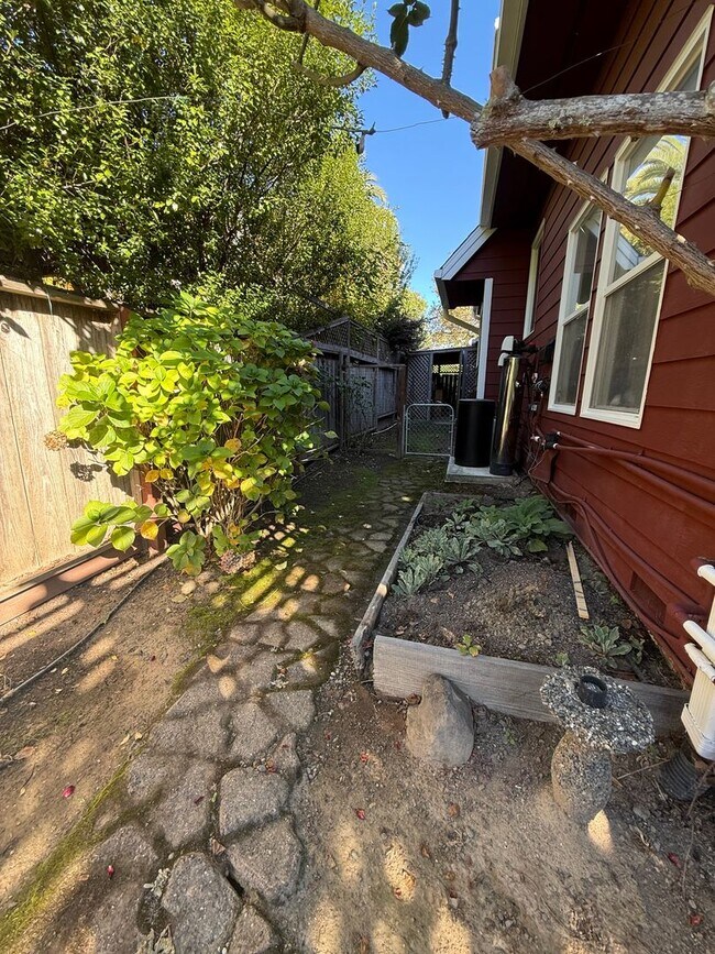 Building Photo - Experience the perfect blend of comfort, s...