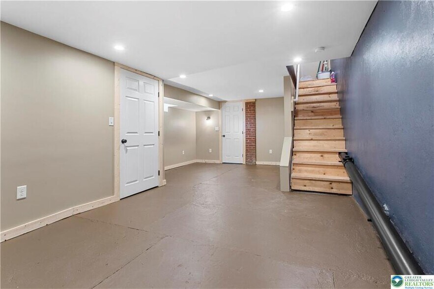 Building Photo - 413 Woodlawn Ave