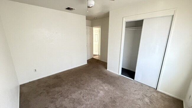 Building Photo - Spacious 3 Bed / 1 Bath Apartment with Open Layout & In-Unit Laundry