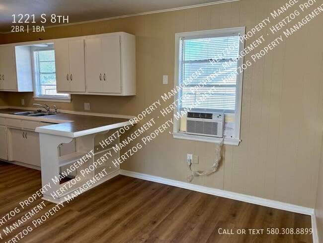 Building Photo - 1221 S 8th-