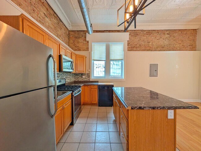Building Photo - 2048 W Evergreen Ave