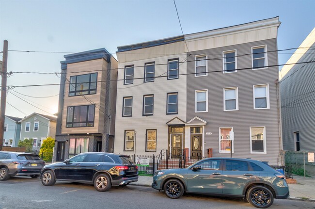 Building Photo - 251 Halladay St