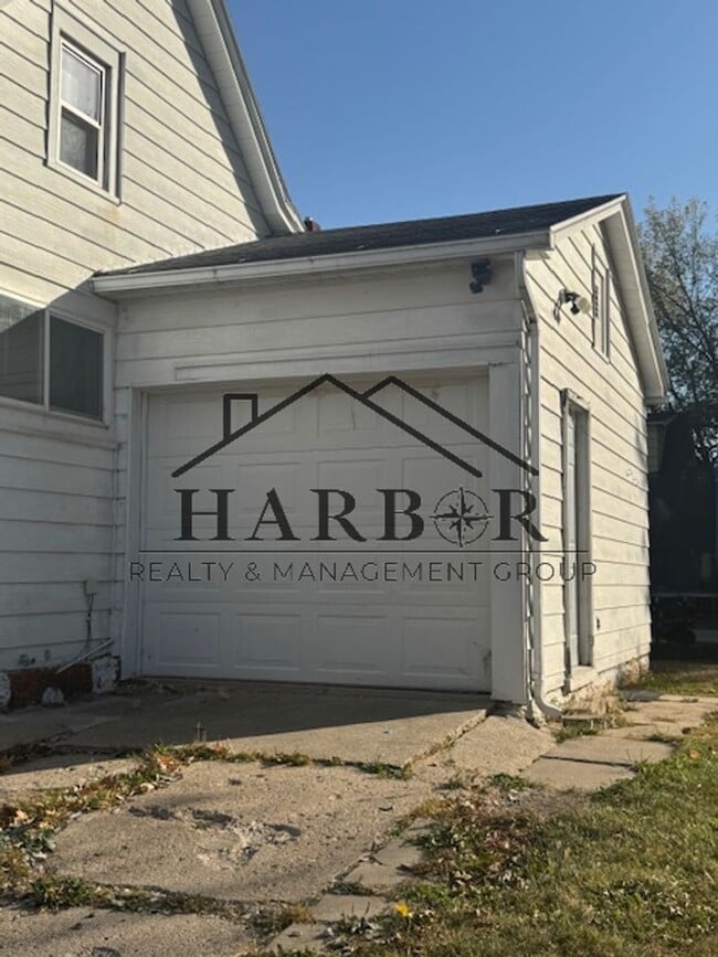 Building Photo - 1/2 Off first full month of rent!