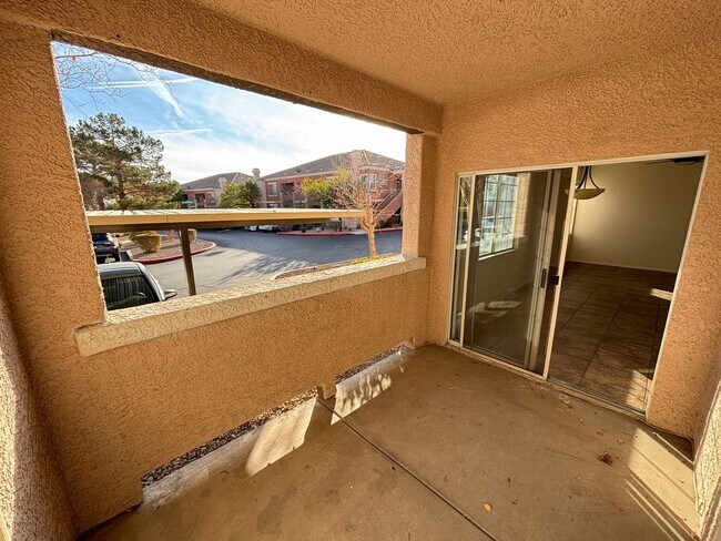 Building Photo - Charming 2Bed/Bath Condo located in a beautiful gated community in the Southwest.