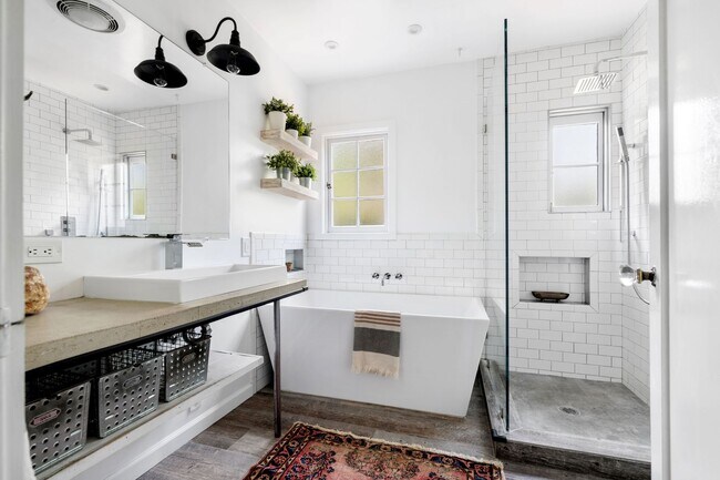 Building Photo - Charming Spanish-Style Gem in Coveted Tolu...