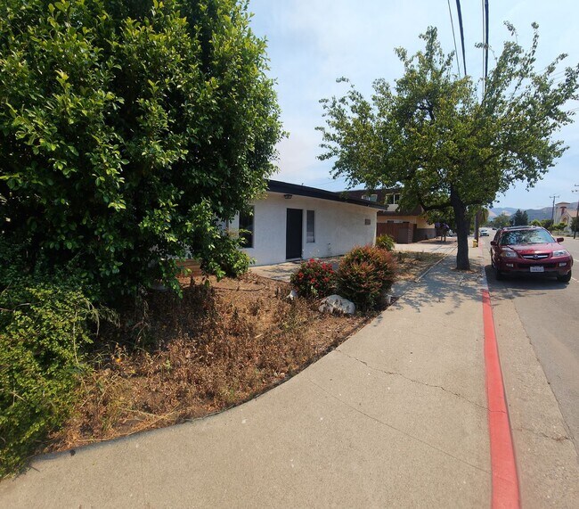 Building Photo - 556-556 Foothill Blvd