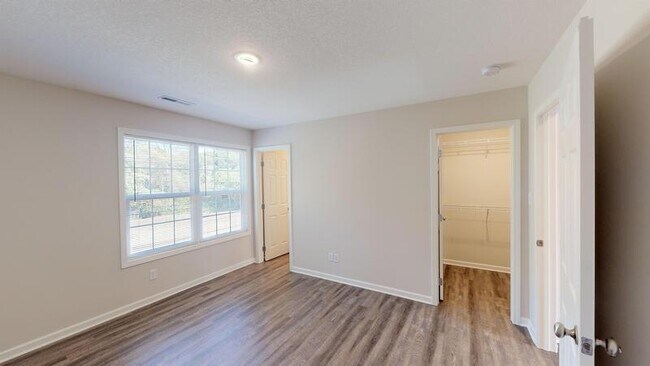 Building Photo - 310 Bogle St