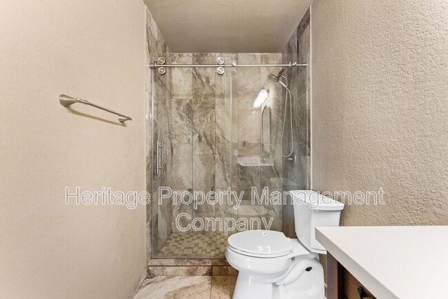 Building Photo - 5819 Providence Oak
