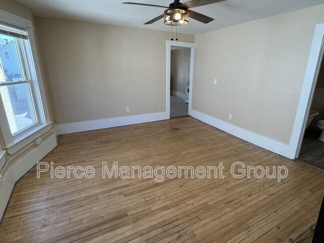 Building Photo - 521 Massabesic St