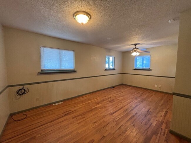 Building Photo - Very nice Family Home located in southern ...