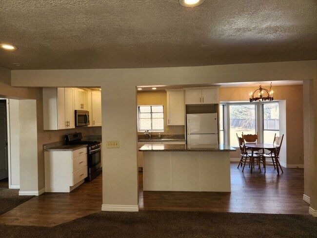 Building Photo - Spacious 5 Bd 2.5 Bath Home in Millcreek