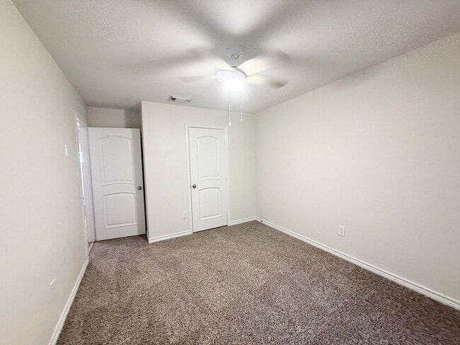 Building Photo - Elegant Recently Updated 3/2/2 Home in Ang...