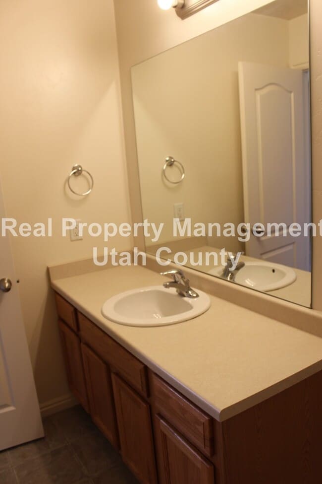 Building Photo - New Lower Price! Updated home in Saratoga Springs