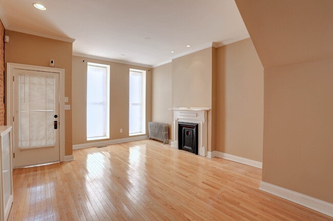 Building Photo - (2BD/1.5BA) Fabulous Patterson Park Townhome