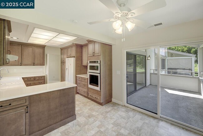 Building Photo - 3377 Rossmoor Pkwy