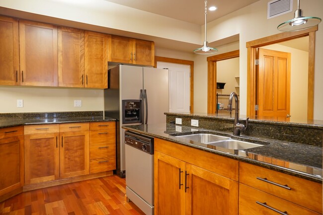 Building Photo - Executive Townhome - Walking distance to C...