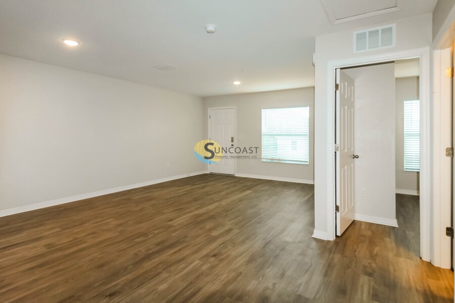 Building Photo - 2103 NE 78th Ln