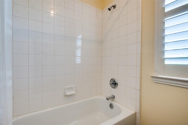 Building Photo - 452 Richmond St