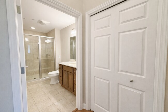 Building Photo - 2 Bedroom, 2 Bathroom