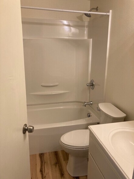all new in the bathroom - 3608 M St