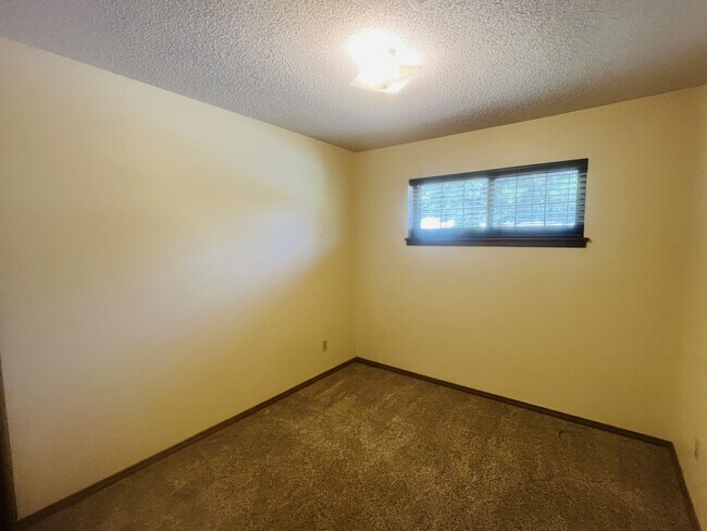 Building Photo - 641 Hunters Hill Rd