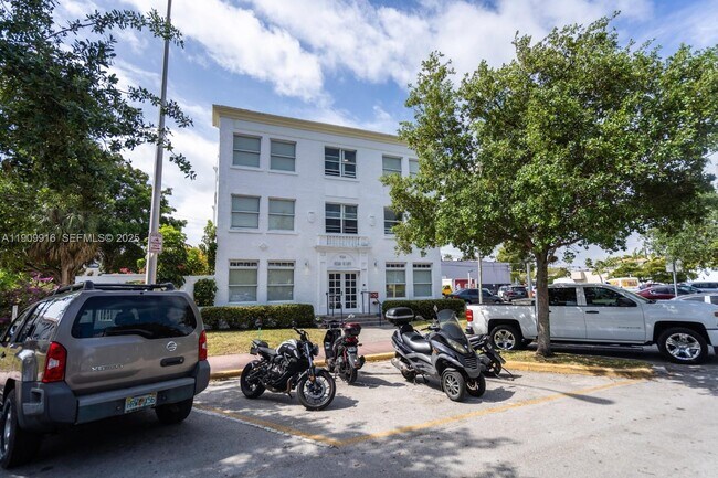 Building Photo - 924 Marseille Dr