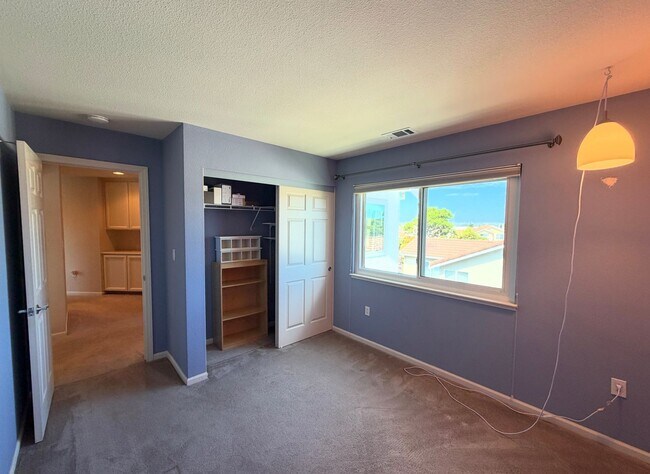 Building Photo - 720 Legends Pl