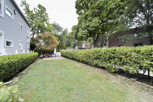 Front Yard - 2500 N Francisco Ave