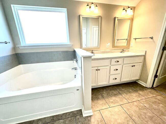 Building Photo - 822 Goodale Dr