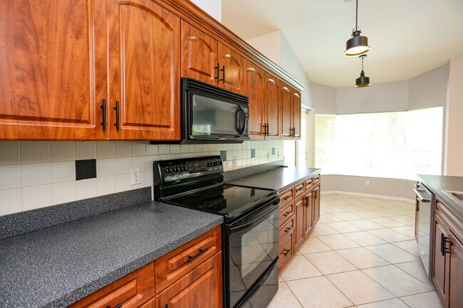 Building Photo - ** LELY COUNTRY CLUB UNFURNISHED 3 BEDROOM...