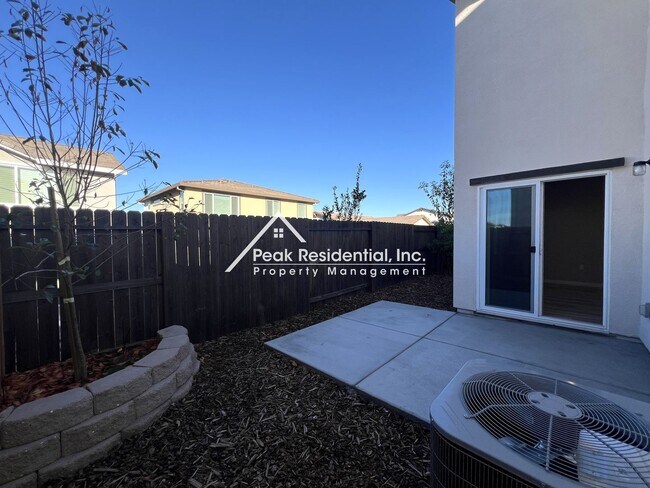 Building Photo - Updated Lincoln 4bd/2.5ba House With 2 Car...