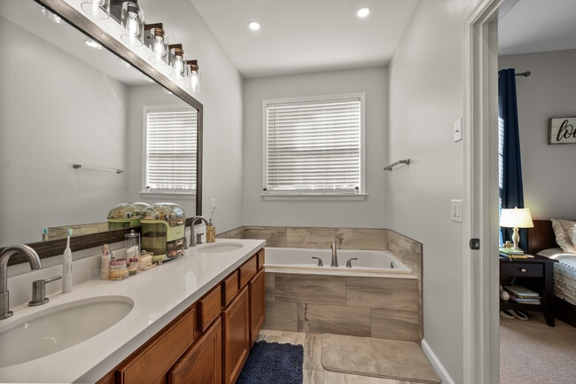 Building Photo - 49 Humphreys Dr