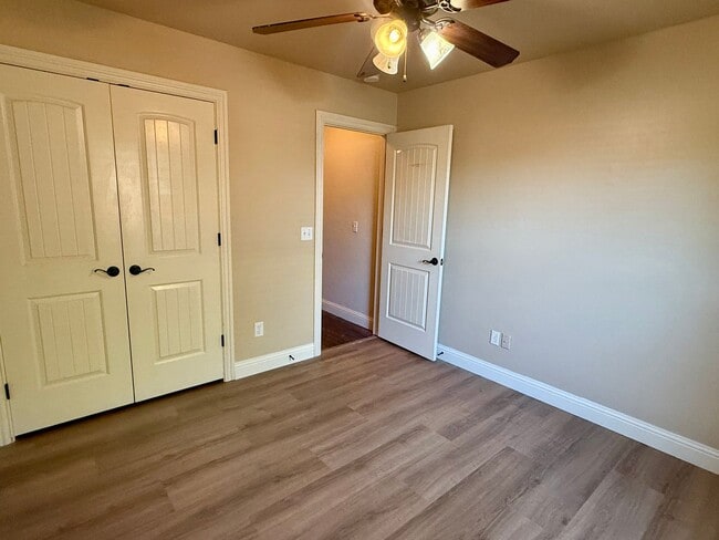 Building Photo - Beautiful 4 Bed, 2 Bath, 3 Car Home in Edm...