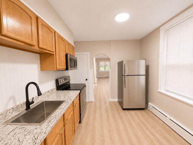 Building Photo - Move-In Ready 3BR/1BA in Elmwood — Housing Choice Vouchers Welcome