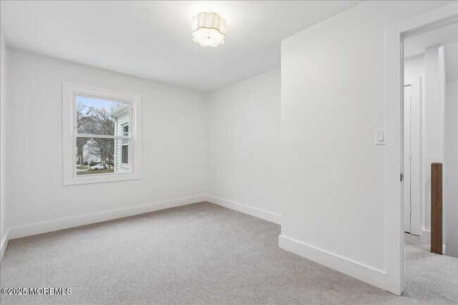 Building Photo - 18 Oak Knl Dr