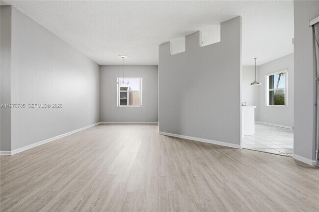 Building Photo - 575 SE 29th Dr