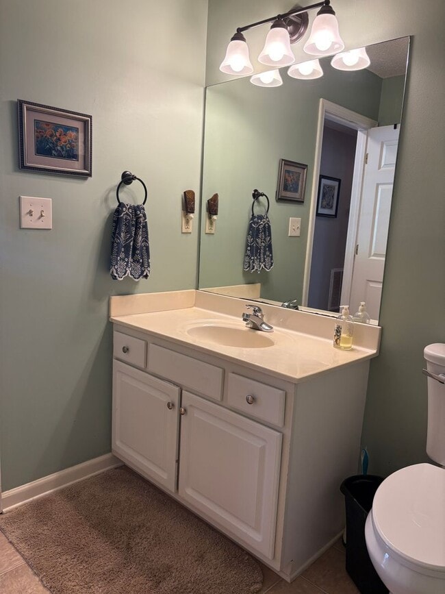 Building Photo - Large, private home in Rivercliff